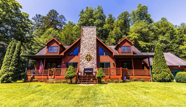 Beautiful Log Home in the Smoky Mountains close to EVERYTHING!