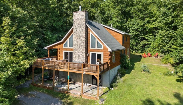 Beautiful Log Home, Lake side.