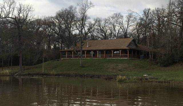 Beautiful Log Home on Lake Limestone. With a full house Back-up Generator.