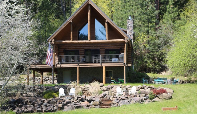 Beautiful Log Home on Cda Lake, Grass to the Water!