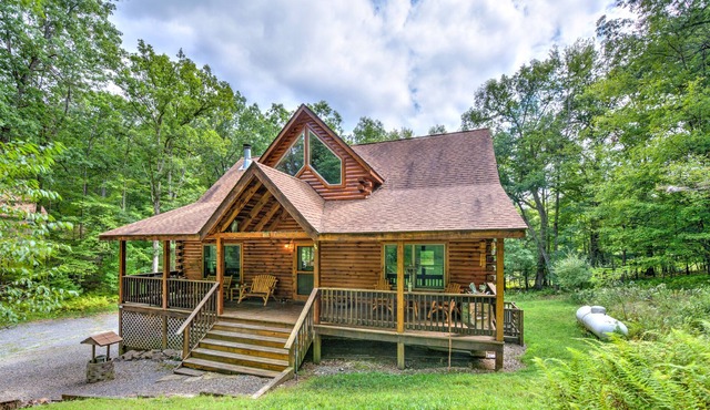 Beautiful log home w/ firepit, air hockey & community beach on the lake!