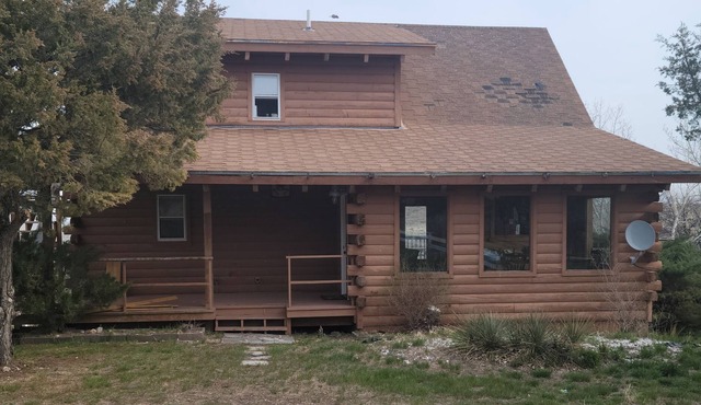 Beautiful log home with a great view of the badlands national park.