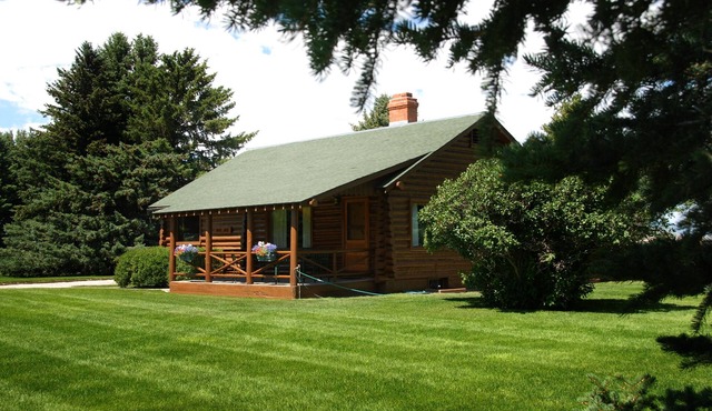 Beautiful Log Home with Mountain Vistas