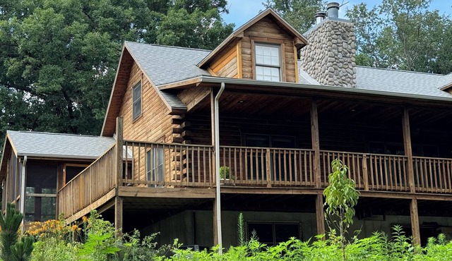Beautiful Log House 4 Bed, 2 Baths, 15 acre land, close to Madison, sleeps 13