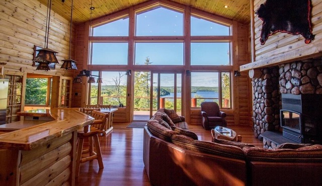 Beautiful Log House On Bluff Overlooking Caribou Lake