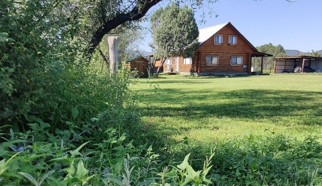 Beautiful Log house with plenty of western charm & touch of modern