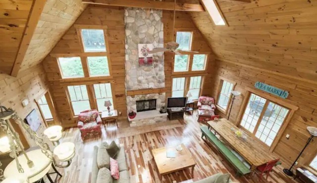 Beautiful Log Lodge Retreat near Beach, Dunes, Golf