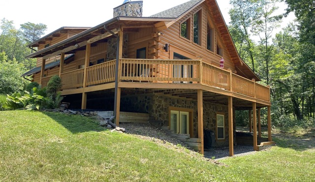 Beautiful Log Chalet/Cabin with Hot Tub