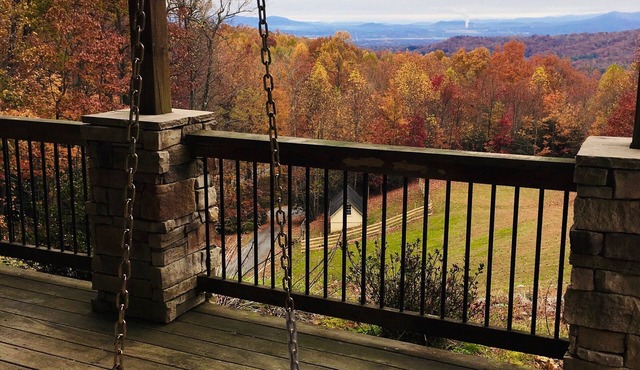 Beautiful Long Range Mountain Views, Minutes from Downtown Hendersonville, NC