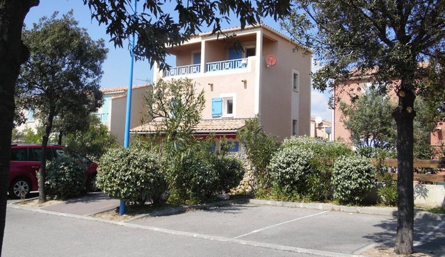 Beautiful, lovingly furnished holiday home near the beach with sea views