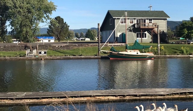 Beautiful Lower Columbia Hamlet On The Water