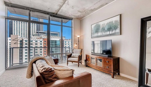 ✨ Beautiful luxurious condo with astonishing views in the heart of Denver!✨