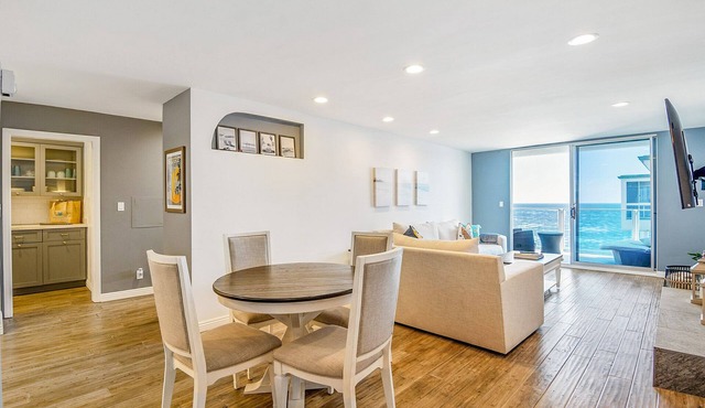 Beautiful, luxurious hideaway right on Carbon Beach in Malibu!