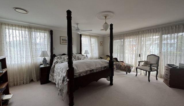 Beautiful luxury 4 bedroom house close to beaches, restaurants and parks.