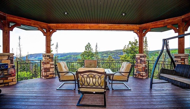 Beautiful Luxury Cabin With Amazing Views!