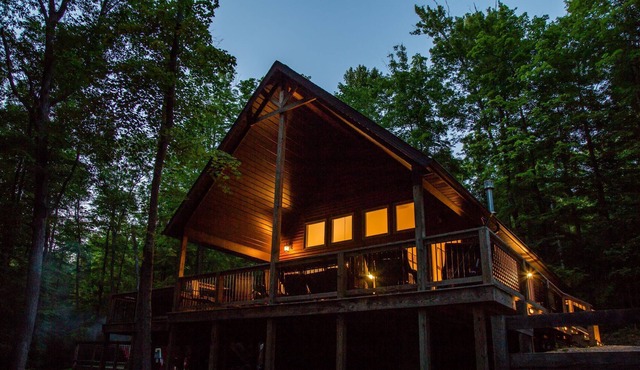 Beautiful Luxury Chalet, Hot Tub, Indoor Fireplace, King Master Suite Free WIFI