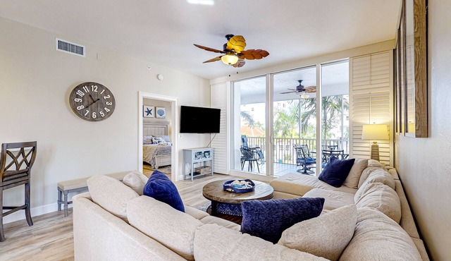 Beautiful, luxury condo in Regatta at Vanderbilt Beach with hot tub, gym & lanai