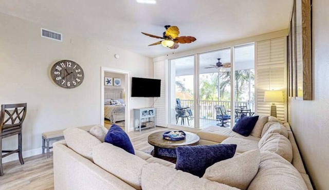 Beautiful, luxury condo in Regatta at Vanderbilt Beach with hot tub, gym & lanai