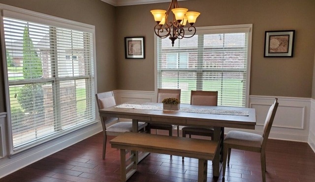 *Beautiful Luxury Executive Home minutes from Redstone Arsenal*