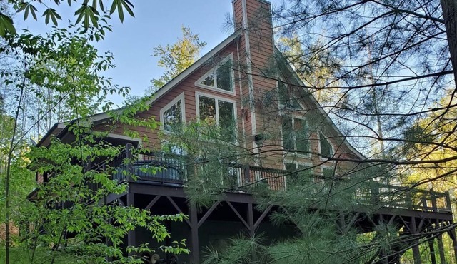 Beautiful luxury home with scenic Pisgah National Forest for a back yard.