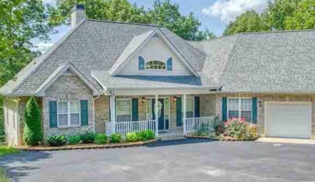Beautiful Luxury Home - beautiful scenery & equipped for your family getaway.
