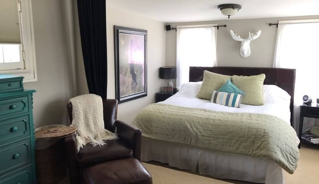 Beautiful Luxury Home of Shorewood Suites A+B