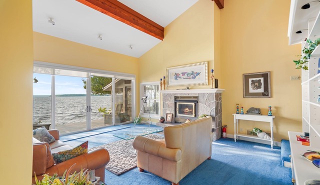 Beautiful Luxury Lake Front Cottage Georgian Bay