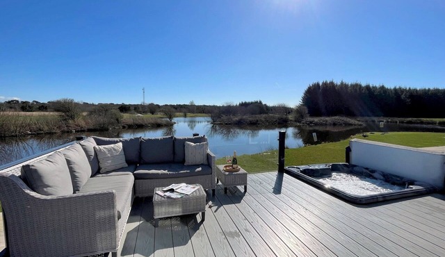 Beautiful Luxury Lakeside Lodge Hot Tub Views Pass the Keys