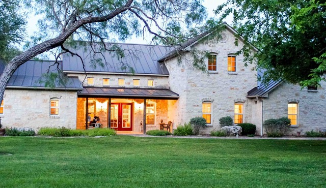 Beautiful luxury wine country riverfront house on the Pedernales - dog-friendly