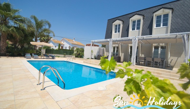 Beautiful luxury villa Oasis for 7 people with private pool