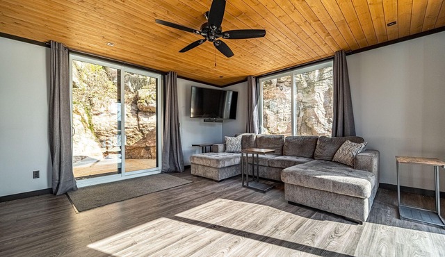 Beautiful Modern Bunkie on Boshkung Lake