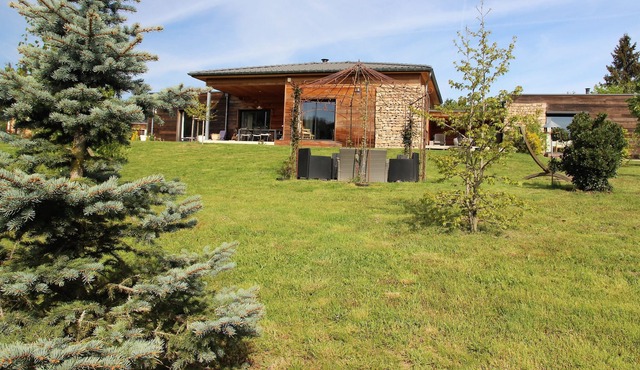 beautiful modern wooden frame house, on one level, quiet