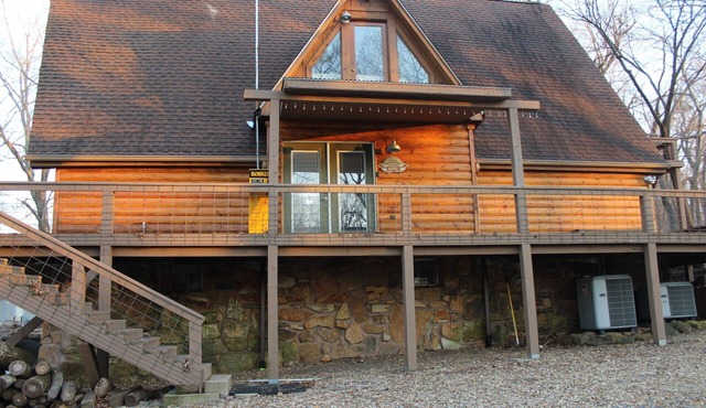 Beautiful, Majestic Log Cabin Large Game Room and Lake View