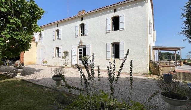 Beautiful manor house with swimming pool and vineyard views