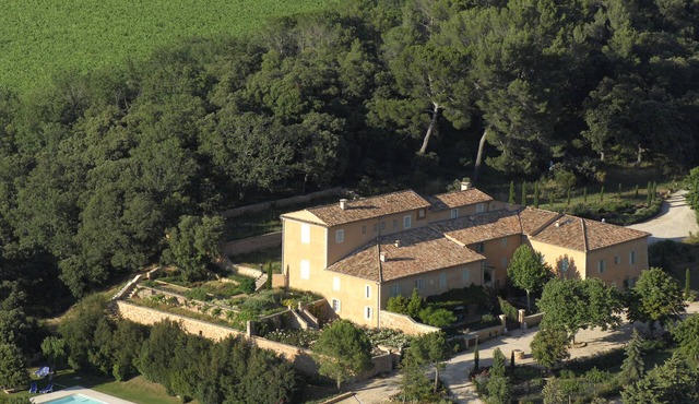 Beautiful manor with swimming pool and orchard facing the Provençal Colorado