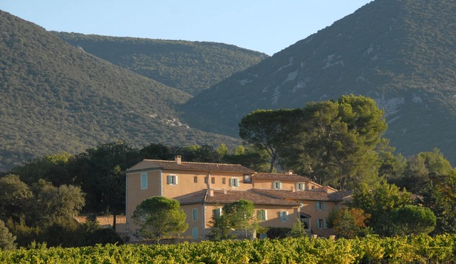 Beautiful manor with swimming pool in front of the Provençal Colorado