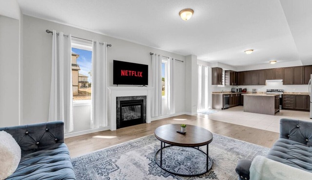 Beautiful Mansion Mins from Niagara Falls & Buf