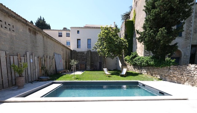 Beautiful mansion in the heart of the village of Barbentane, sleeps 12
