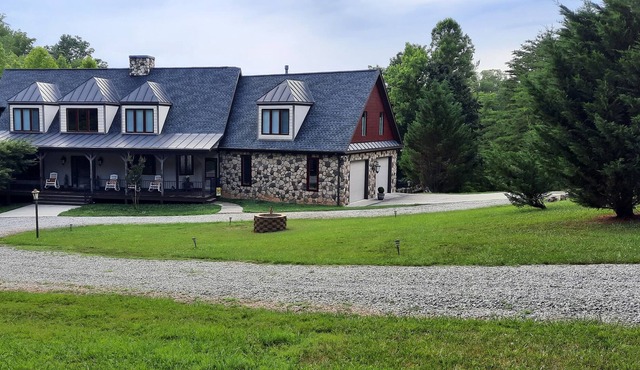 Beautiful mansion w/ 5 bdrms and 7 baths on Leesville Lake. 6Ksqft- Sleeps 14