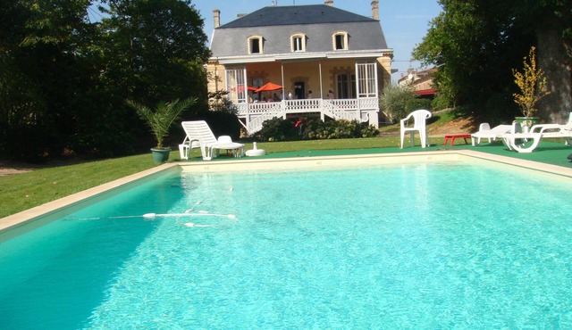 Beautiful mansion with park and private pool on a Bordeaux wine estate