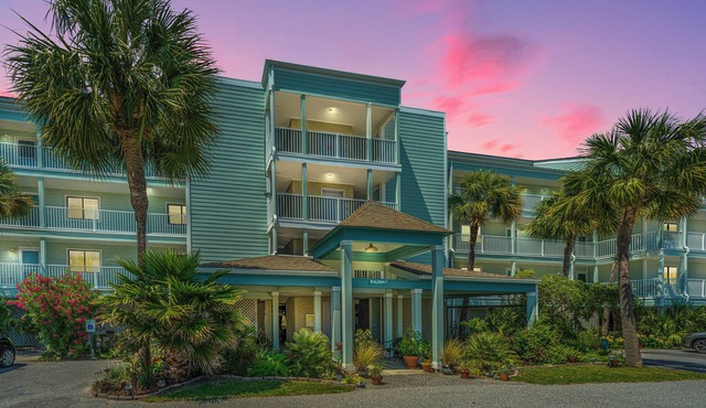 Beautiful Marsh View Condo Walking Distance to Folly Beach