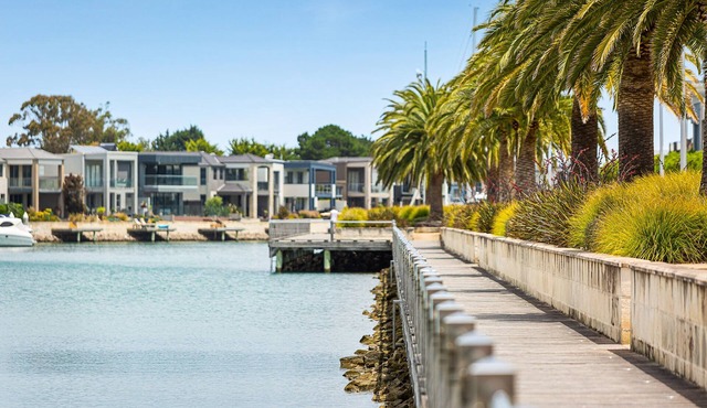 Beautiful Martha Cove home - 100m from water