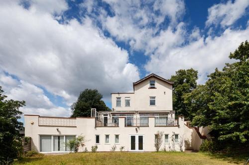 Beautiful 'Mayfield' Villa with private pool!