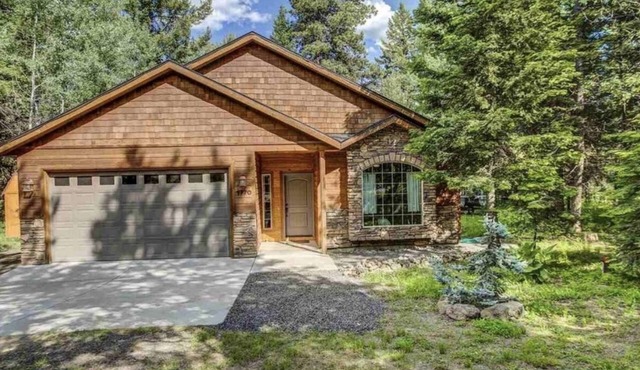 Beautiful McCall family CABIN with hot tub 1.5 miles from downtown McCall