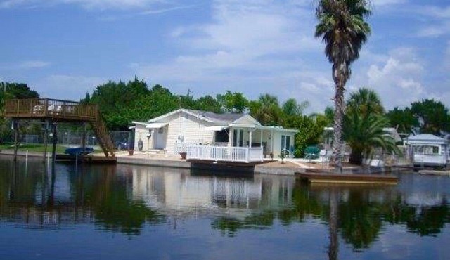 Beautiful & Meticulously Clean ~ Waterfront Bungalow ~ Pool!