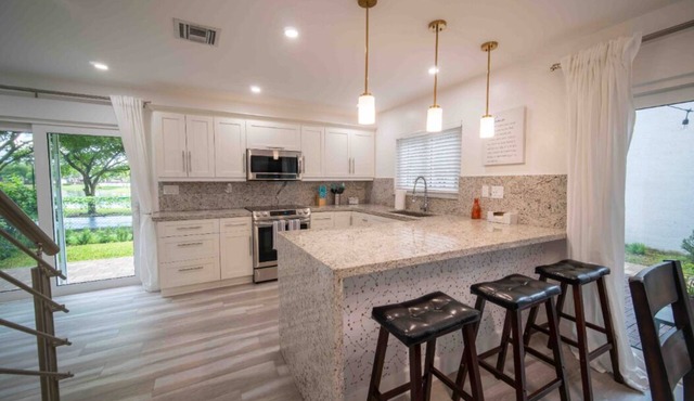 Beautiful Miami Family Lake House OR in Tranquil Community 3 Beds/2Bath 6 Guests