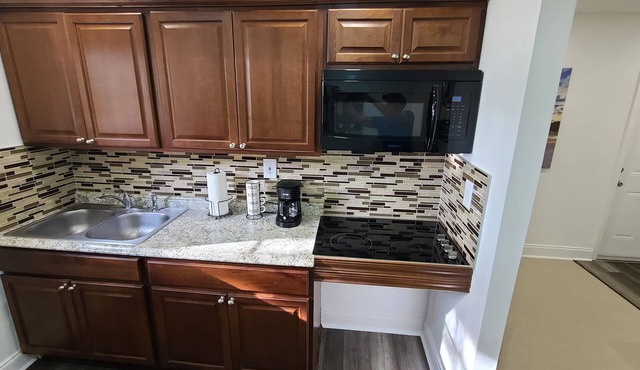 Beautiful Miami GUEST HOUSE close to the airport and golf course.