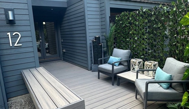 Beautiful Mid-Century 2-bedroom house in Lake Oswego with gorgeous views