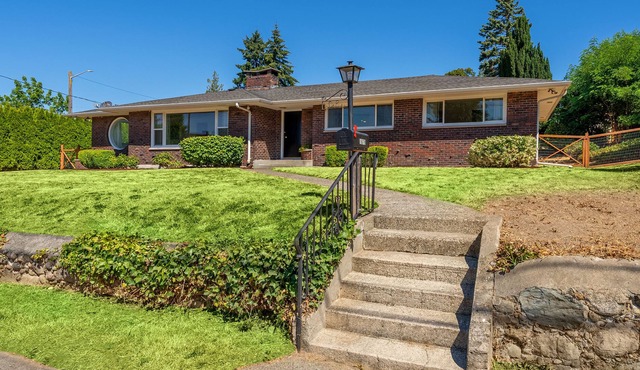 Beautiful Mid Century Bungalow, right off of I-5!