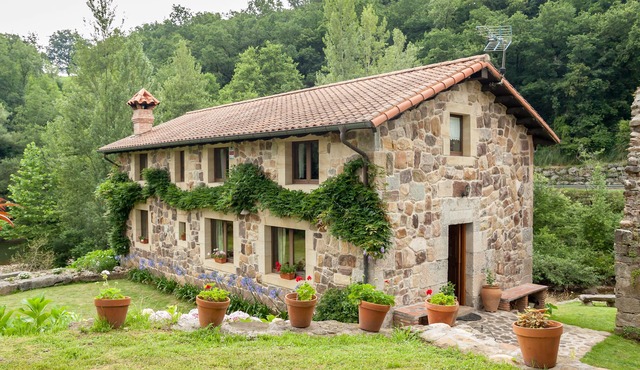 BEAUTIFUL MILL (1824) NEXT TO THE MIERA RIVER, NEAR THE BEACH AND CABARCENO